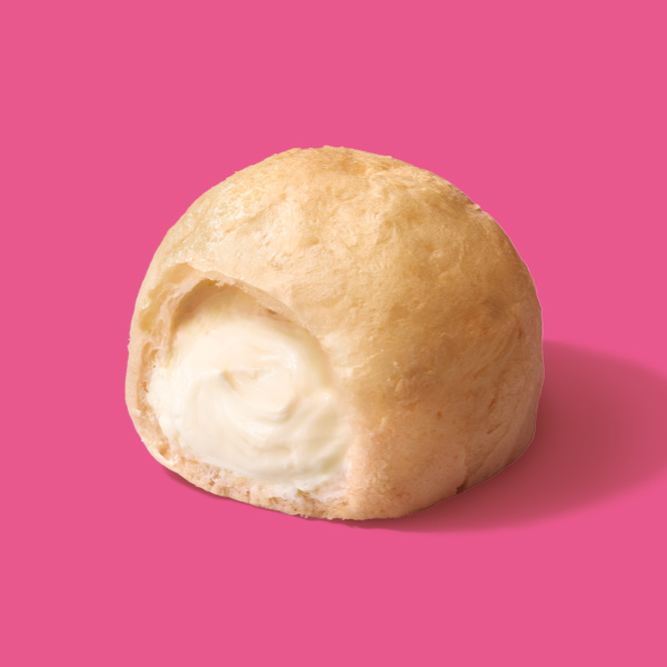 ファミリーマートのもちむにシュー（ミルククリーム）を比較する。税込価格：213円。新食感“もちむに食感”のシューパフの中に、ふんわりミルククリームを詰めた新食感シュークリームです。 ［数量限定］。