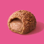 ファミリーマートのザクほろシュー（チョコクリーム）を比較する。税込価格：238円。新食感“ザクほろ食感”のシューパフの中に、なめらかなチョコクリームを詰めた新食感クッキーシュークリームです。 ［数量限定］。