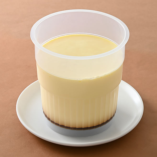 ファミリーマートの大きな窯出しとろけるプリンを比較する。税込価格：438円。「窯出しとろけるプリン」の2.5倍以上の大きさです。北海道産生クリームや北海道牛乳などを加えたミルク感とたまごの旨み、コクのあるカラメルとを味わう、とろける食感のプリンです。