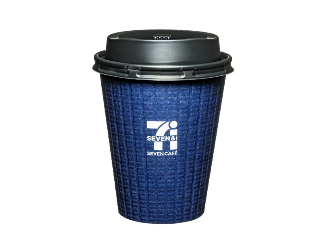 セブンイレブンのセブンカフェ 水素焙煎コーヒーホットＲ。税込価格：161円、カロリー：7kcal、たんぱく質：0.4g、脂質：0g、炭水化物：1.4g、糖質：1.2g、食物繊維：0.2g、食塩相当量：0g。アレルギー：なし。