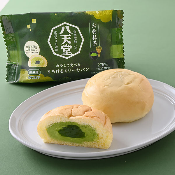 ファミリーマートの冷やして食べるとろけるくりーむパン 出雲抹茶を比較する。税込価格：298円。冷やして食べる、とろけるくりーむパンです。出雲抹茶を使用した抹茶クリームと濃厚抹茶ソースの二層仕立てです。 ［ファミリーマート限定］。