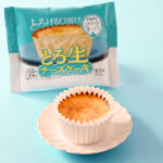 ファミリーマートのとろ生チーズケーキを比較する。税込価格：218円。北海道産クリームチーズを使用した、とろける口溶けが特徴のチーズケーキです。 ［ファミリーマート限定］。