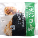 おおきなおむすび 豚めし（道産豚肉使用） セブンイレブン 醤油や砂糖等で濃いめに味付けした北海道の豚肉と長ねぎを、ラードを加えた醤油タレを混ぜ込んだ御飯で包んだ食べ応えのある大きなおむすびです。