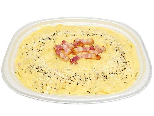 大盛りパスタ カルボナーラ セブンイレブン 卵黄とチーズのコクを感じられるカルボナーラソースの大盛パスタです。