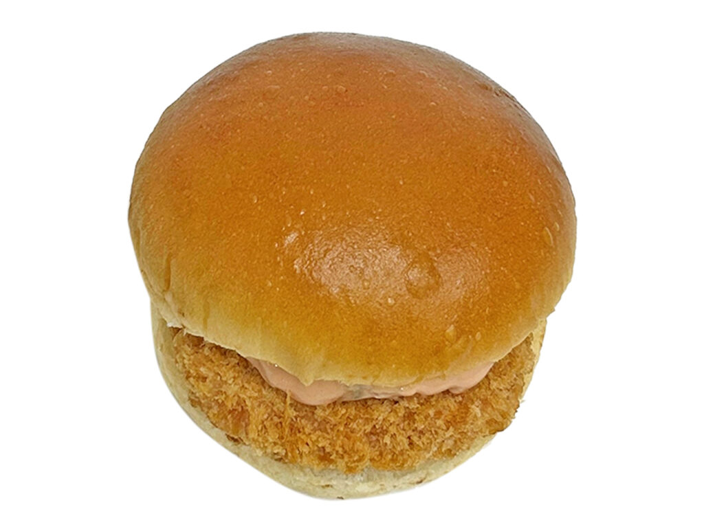 セブンイレブンのオーロラソースの海老カツバーガーを比較する。税込価格：397円、カロリー：494kcal、1円あたりカロリー：1.24kcal/円、たんぱく質：13g、1円あたりたんぱく質：0.03g/円、脂質：28.1g、炭水化物：48.4g、糖質：46.2g、食物繊維：2.2g、食塩相当量：2.1g。ぷりぷりとした海老の食感の海老カツと、具材感のあるオーロラソースを組み合わせました。アレルギー：卵、乳、小麦、えび。