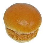 セブンイレブンのオーロラソースの海老カツバーガーを比較する。税込価格：397円、カロリー：494kcal、1円あたりカロリー：1.24kcal/円、たんぱく質：13g、1円あたりたんぱく質：0.03g/円、脂質：28.1g、炭水化物：48.4g、糖質：46.2g、食物繊維：2.2g、食塩相当量：2.1g。ぷりぷりとした海老の食感の海老カツと、具材感のあるオーロラソースを組み合わせました。アレルギー：卵、乳、小麦、えび。