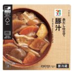 セブンイレブンの７プレミアム 赤だし仕立て豚汁を比較する。税込価格：246円、カロリー：151kcal、1円あたりカロリー：0.61kcal/円、たんぱく質：7.9g、1円あたりたんぱく質：0.03g/円、脂質：9.5g、炭水化物：10g、糖質：7g、食物繊維：3g、食塩相当量：2.7g。赤だし味噌を使用した豚汁です。大根，豚肉，人参，ごぼう，玉ねぎ，里芋，こんにゃくの７種類の具材が楽しめます。アレルギー：小麦。