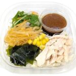 セブンイレブンのピリ辛ラーメンサラダ 桜島どり蒸し鶏使用を比較する。税込価格：378円、カロリー：330kcal、1円あたりカロリー：0.87kcal/円、たんぱく質：12.8g、1円あたりたんぱく質：0.03g/円、脂質：8.4g、炭水化物：52.4g、糖質：49.2g、食物繊維：3.2g、食塩相当量：3.5g。桜島どりを使用した蒸し鶏と彩りの良い野菜を盛り付け、ピリ辛ドレッシングで食べるラーメンサラダです。アレルギー：卵、小麦。