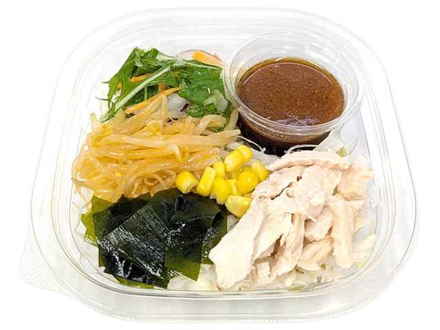 セブンイレブンのピリ辛ラーメンサラダ 桜島どり蒸し鶏使用を比較する。税込価格：378円、カロリー：330kcal、1円あたりカロリー：0.87kcal/円、たんぱく質：12.8g、1円あたりたんぱく質：0.03g/円、脂質：8.4g、炭水化物：52.4g、糖質：49.2g、食物繊維：3.2g、食塩相当量：3.5g。桜島どりを使用した蒸し鶏と彩りの良い野菜を盛り付け、ピリ辛ドレッシングで食べるラーメンサラダです。アレルギー：卵、小麦。
