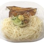 セブンイレブンのおだしの旨みで味わうぶっかけそうめんを比較する。税込価格：486円、カロリー：325kcal、1円あたりカロリー：0.67kcal/円、たんぱく質：10.8g、1円あたりたんぱく質：0.02g/円、脂質：1.3g、炭水化物：68.7g、糖質：66.1g、食物繊維：2.6g、食塩相当量：4g。ぶっかけタイプの冷たいそうめんです。暑い時期にさっぱりと食べられるように、具材はねぎ，椎茸煮，おろし生姜を盛り付けました。アレルギー：小麦。