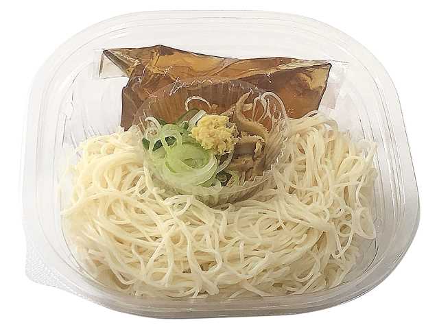 セブンイレブンのおだしの旨みで味わうぶっかけそうめんを比較する。税込価格：486円、カロリー：325kcal、1円あたりカロリー：0.67kcal/円、たんぱく質：10.8g、1円あたりたんぱく質：0.02g/円、脂質：1.3g、炭水化物：68.7g、糖質：66.1g、食物繊維：2.6g、食塩相当量：4g。ぶっかけタイプの冷たいそうめんです。暑い時期にさっぱりと食べられるように、具材はねぎ，椎茸煮，おろし生姜を盛り付けました。アレルギー：小麦。