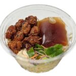 セブンイレブンの甘辛鶏唐揚げのパスタサラダを比較する。税込価格：376円、カロリー：407kcal、1円あたりカロリー：1.08kcal/円、たんぱく質：17.1g、1円あたりたんぱく質：0.05g/円、脂質：16.2g、炭水化物：50.4g、糖質：45.9g、食物繊維：4.5g、食塩相当量：3.1g。甘辛く味付けをした鶏の唐揚げが入った食べ応えのあるパスタサラダです。アレルギー：卵、小麦。