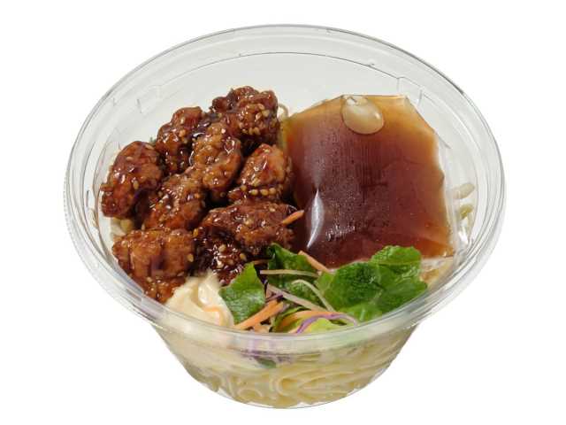 セブンイレブンの甘辛鶏唐揚げのパスタサラダを比較する。税込価格：376円、カロリー：407kcal、1円あたりカロリー：1.08kcal/円、たんぱく質：17.1g、1円あたりたんぱく質：0.05g/円、脂質：16.2g、炭水化物：50.4g、糖質：45.9g、食物繊維：4.5g、食塩相当量：3.1g。甘辛く味付けをした鶏の唐揚げが入った食べ応えのあるパスタサラダです。アレルギー：卵、小麦。