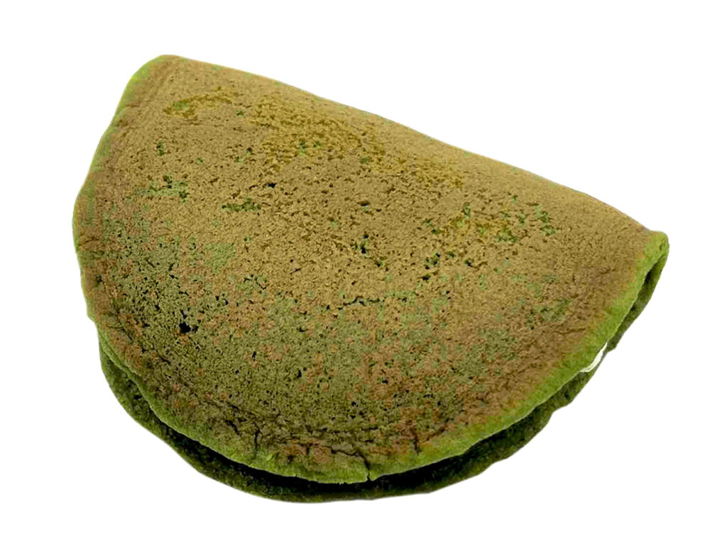 セブンイレブンの和もっち巻き 西尾の抹茶わらび餅を比較する。税込価格：160円、カロリー：198kcal、1円あたりカロリー：1.24kcal/円、たんぱく質：2.8g、1円あたりたんぱく質：0.02g/円、脂質：6.4g、炭水化物：32.8g、糖質：31.7g、食物繊維：1.1g、食塩相当量：0.3g。もちもちとしたどら生地で、抹茶餡、抹茶わらび餅、ムースを包んだ、ワンハンドで食べられるどら焼きです。アレルギー：卵、乳、小麦。