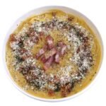 セブンイレブンのカルボナーラを比較する。税込価格：637円、カロリー：644kcal、1円あたりカロリー：1.01kcal/円、たんぱく質：31.2g、1円あたりたんぱく質：0.05g/円、脂質：23.8g、炭水化物：78.3g、糖質：74g、食物繊維：4.3g、食塩相当量：5.5g。ソースの一部に「イタリアチーズの王様」とも呼ばれる「パルミジャーノ・レッジャーノ」を使用したカルボナーラです。アレルギー：卵、乳、小麦。