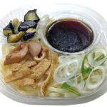 しなやか食感の 揚げなすと鶏南蛮汁うどん セブンイレブン 鶏の旨みを付与したつゆと、揚げなす、鶏肉を盛付けたつるみとしなやかさが特長のうどん。