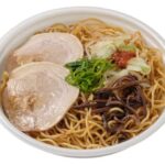 セブンイレブンの黒マー油と香ばし麺の濃厚豚骨焼ラーメンを比較する。税込価格：572円、カロリー：699kcal、1円あたりカロリー：1.22kcal/円、たんぱく質：26.4g、1円あたりたんぱく質：0.05g/円、脂質：29.2g、炭水化物：86.4g、糖質：78.9g、食物繊維：7.5g、食塩相当量：3.4g。濃厚な豚骨だれに黒マー油（焦がしにんにく油）を効かせた、香ばしい炒め麺の豚骨焼ラーメンです。アレルギー：卵、乳、小麦。