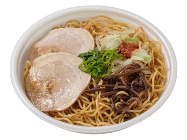 セブンイレブンの黒マー油と香ばし麺の濃厚豚骨焼ラーメンを比較する。税込価格：572円、カロリー：699kcal、1円あたりカロリー：1.22kcal/円、たんぱく質：26.4g、1円あたりたんぱく質：0.05g/円、脂質：29.2g、炭水化物：86.4g、糖質：78.9g、食物繊維：7.5g、食塩相当量：3.4g。濃厚な豚骨だれに黒マー油（焦がしにんにく油）を効かせた、香ばしい炒め麺の豚骨焼ラーメンです。アレルギー：卵、乳、小麦。