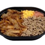 セブンイレブンの鶏の旨み！鶏そぼろ＆鶏めしを比較する。税込価格：464円、カロリー：437kcal、1円あたりカロリー：0.94kcal/円、たんぱく質：19.3g、1円あたりたんぱく質：0.04g/円、脂質：10.3g、炭水化物：68g、糖質：65.5g、食物繊維：2.5g、食塩相当量：3.2g。鶏肉、鶏そぼろ、玉子そぼろなどをだし飯に彩りよく盛り付けました。アレルギー：卵、小麦。