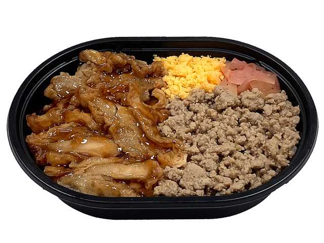 セブンイレブンの鶏の旨み！鶏そぼろ＆鶏めしを比較する。税込価格：464円、カロリー：437kcal、1円あたりカロリー：0.94kcal/円、たんぱく質：19.3g、1円あたりたんぱく質：0.04g/円、脂質：10.3g、炭水化物：68g、糖質：65.5g、食物繊維：2.5g、食塩相当量：3.2g。鶏肉、鶏そぼろ、玉子そぼろなどをだし飯に彩りよく盛り付けました。アレルギー：卵、小麦。