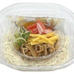 セブンイレブンのぶっかけそうめん 小豆島島の光使用を比較する。税込価格：538円、カロリー：335kcal、1円あたりカロリー：0.62kcal/円、たんぱく質：10.9g、1円あたりたんぱく質：0.02g/円、脂質：4.5g、炭水化物：64.1g、糖質：61.2g、食物繊維：2.9g、食塩相当量：5.1g。昔ながらの手延べ製法で作られた、つるみとのど越しが特長の小豆島そうめん「島の光」を使用したぶっかけそうめんです。アレルギー：卵、小麦、かに。