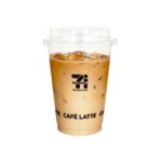 セブンイレブンの７カフェ アイスカフェラテＬを比較する。税込価格：340円、カロリー：107kcal、1円あたりカロリー：0.31kcal/円、たんぱく質：5.6g、1円あたりたんぱく質：0.02g/円、脂質：5.4g、炭水化物：9.1g、食塩相当量：0.2g。アレルギー：なし。