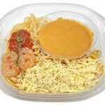 セブンイレブンの冷製パスタ 海老のトマトクリームを比較する。税込価格：529円、カロリー：460kcal、1円あたりカロリー：0.87kcal/円、たんぱく質：16g、1円あたりたんぱく質：0.03g/円、脂質：17.8g、炭水化物：61.3g、糖質：56.8g、食物繊維：4.5g、食塩相当量：4.4g。海老の風味とトマトの甘味，酸味が特長のトマトクリームソースと、２種のチーズをブレンドした削りチーズを絡めて食べていただく仕立ての冷製パスタです。アレルギー：乳、小麦、えび、かに。