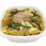セブンイレブンの１／２日分の野菜 鉄鍋炒めの野菜炒め丼を比較する。税込価格：605円、カロリー：523kcal、1円あたりカロリー：0.86kcal/円、たんぱく質：11.3g、1円あたりたんぱく質：0.02g/円、脂質：12.1g、炭水化物：94.5g、糖質：89.7g、食物繊維：4.8g、食塩相当量：2.7g。香ばしく食感の良い野菜炒めを醤油ベースのタレで味付けした、御飯が進む丼ぶりです。アレルギー：小麦。