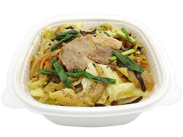 セブンイレブンの１／２日分の野菜 鉄鍋炒めの野菜炒め丼を比較する。税込価格：605円、カロリー：523kcal、1円あたりカロリー：0.86kcal/円、たんぱく質：11.3g、1円あたりたんぱく質：0.02g/円、脂質：12.1g、炭水化物：94.5g、糖質：89.7g、食物繊維：4.8g、食塩相当量：2.7g。香ばしく食感の良い野菜炒めを醤油ベースのタレで味付けした、御飯が進む丼ぶりです。アレルギー：小麦。