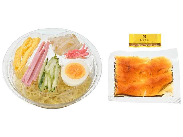 セブンイレブンのツルッとのど越しミニ冷し中華を比較する。税込価格：430円、カロリー：309kcal、1円あたりカロリー：0.72kcal/円、たんぱく質：11.8g、1円あたりたんぱく質：0.03g/円、脂質：6.3g、炭水化物：53g、糖質：49.4g、食物繊維：3.6g、食塩相当量：3.2g。６種類の具材（ハム，錦糸玉子，きゅうり，茹で玉子，もやし，紅生姜）を盛り付けた、彩り豊かなミニサイズの冷し中華です。アレルギー：卵、乳、小麦。