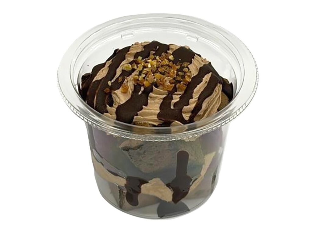 セブンイレブンのパリパリ食感ショコラシフォンを比較する。税込価格：430円、カロリー：485kcal、1円あたりカロリー：1.13kcal/円、たんぱく質：5.7g、1円あたりたんぱく質：0.01g/円、脂質：35.9g、炭水化物：36g、糖質：33.7g、食物繊維：2.3g、食塩相当量：0.2g。ココアシフォンケーキにチョコホイップとパリパリした食感のチョコを組み合わせたカップスイーツです。アレルギー：卵、乳、小麦。