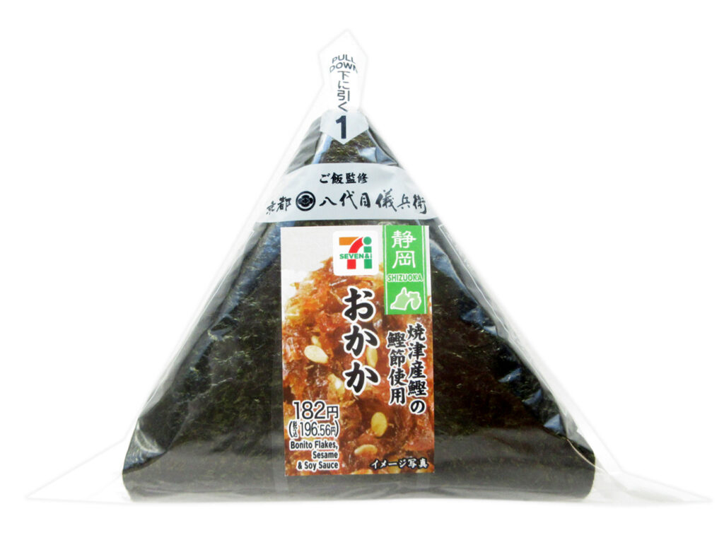 セブンイレブンの手巻おにぎり おかか 焼津産鰹の鰹節使用を比較する。税込価格：197円、カロリー：178kcal、1円あたりカロリー：0.91kcal/円、たんぱく質：4.5g、1円あたりたんぱく質：0.02g/円、脂質：1g、炭水化物：38.7g、糖質：36.7g、食物繊維：2g、食塩相当量：1.1g。焼津産鰹の鰹節を使用したおかかを中具にした、パリッとした海苔を巻いて食べる手巻おにぎりです。アレルギー：小麦。