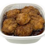 セブンイレブンの甘辛醤油たれのチキンカツ丼を比較する。税込価格：646円、カロリー：691kcal、1円あたりカロリー：1.07kcal/円、たんぱく質：25.4g、1円あたりたんぱく質：0.04g/円、脂質：18.5g、炭水化物：108.6g、糖質：102.8g、食物繊維：5.8g、食塩相当量：3.9g。九州醤油がベースの甘濃いタレが染み込んだ、鶏むね肉のチキンカツが６個盛り付けられた丼です。アレルギー：卵、小麦。