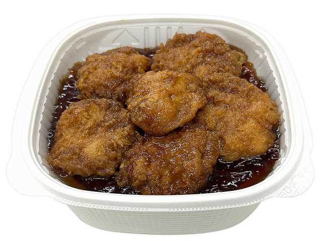 セブンイレブンの甘辛醤油たれのチキンカツ丼を比較する。税込価格：646円、カロリー：691kcal、1円あたりカロリー：1.07kcal/円、たんぱく質：25.4g、1円あたりたんぱく質：0.04g/円、脂質：18.5g、炭水化物：108.6g、糖質：102.8g、食物繊維：5.8g、食塩相当量：3.9g。九州醤油がベースの甘濃いタレが染み込んだ、鶏むね肉のチキンカツが６個盛り付けられた丼です。アレルギー：卵、小麦。