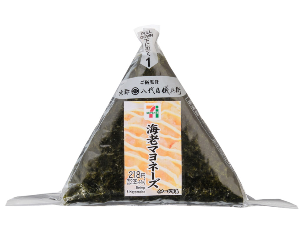 セブンイレブンの手巻おにぎり 海老マヨネーズを比較する。税込価格：235円、カロリー：252kcal、1円あたりカロリー：1.07kcal/円、たんぱく質：4.2g、1円あたりたんぱく質：0.02g/円、脂質：8.9g、炭水化物：39.6g、糖質：37.7g、食物繊維：1.9g、食塩相当量：1.3g。プリッとした海老に甘みのあるマヨネーズを合わせて中具にしました。パリッとした海苔を巻いて食べる手巻おにぎりです。アレルギー：卵、乳、小麦、えび。