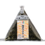 セブンイレブンの手巻おにぎり 海老マヨネーズを比較する。税込価格：235円、カロリー：252kcal、1円あたりカロリー：1.07kcal/円、たんぱく質：4.2g、1円あたりたんぱく質：0.02g/円、脂質：8.9g、炭水化物：39.6g、糖質：37.7g、食物繊維：1.9g、食塩相当量：1.3g。プリッとした海老に甘みのあるマヨネーズを合わせて中具にしました。パリッとした海苔を巻いて食べる手巻おにぎりです。アレルギー：卵、乳、小麦、えび。