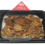 セブンイレブンの炭火焼き豚重を比較する。税込価格：713円、カロリー：577kcal、1円あたりカロリー：0.81kcal/円、たんぱく質：30.6g、1円あたりたんぱく質：0.04g/円、脂質：10.5g、炭水化物：90.4g、糖質：89.7g、食物繊維：0.7g、食塩相当量：2.4g。原材料高騰の為、商品価格を変更しております。炭火で焼いた豚ロース肉に甘辛たれをかけたお弁当です。アレルギー：小麦。