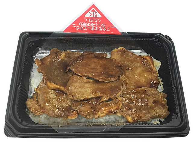 セブンイレブンの炭火焼き豚重を比較する。税込価格：713円、カロリー：577kcal、1円あたりカロリー：0.81kcal/円、たんぱく質：30.6g、1円あたりたんぱく質：0.04g/円、脂質：10.5g、炭水化物：90.4g、糖質：89.7g、食物繊維：0.7g、食塩相当量：2.4g。原材料高騰の為、商品価格を変更しております。炭火で焼いた豚ロース肉に甘辛たれをかけたお弁当です。アレルギー：小麦。