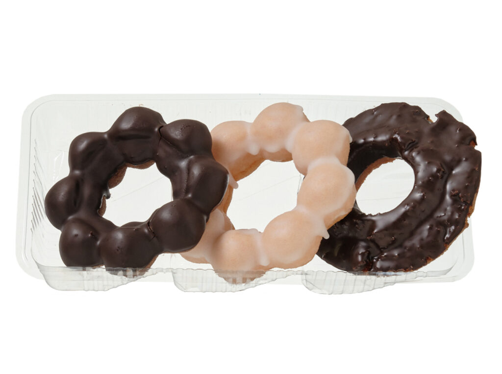 セブンイレブンのアソートドーナツ ３個入りを比較する。税込価格：354円、カロリー：1054kcal、1円あたりカロリー：2.98kcal/円、たんぱく質：6.8g、1円あたりたんぱく質：0.02g/円、脂質：76g、炭水化物：87g、糖質：84.3g、食物繊維：2.7g、食塩相当量：1.3g。チョコオールドファッション、もちもちリングシュガー、もちもち食感リングドーナツチョコの3種類のドーナツをセットにした商品です。アレルギー：卵、乳、小麦。