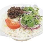 セブンイレブンのごま豆乳担々で食べる生そうめんを比較する。税込価格：583円、カロリー：559kcal、1円あたりカロリー：0.96kcal/円、たんぱく質：19.4g、1円あたりたんぱく質：0.03g/円、脂質：26.6g、炭水化物：62.6g、糖質：58.3g、食物繊維：4.3g、食塩相当量：5g。胡麻と豆乳の風味とコクが引き立つスープで、モチモチとした食感の生そうめんを味わえる商品です。アレルギー：卵、乳、小麦。