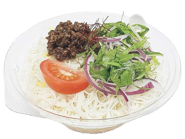 セブンイレブンのごま豆乳担々で食べる生そうめんを比較する。税込価格：583円、カロリー：559kcal、1円あたりカロリー：0.96kcal/円、たんぱく質：19.4g、1円あたりたんぱく質：0.03g/円、脂質：26.6g、炭水化物：62.6g、糖質：58.3g、食物繊維：4.3g、食塩相当量：5g。胡麻と豆乳の風味とコクが引き立つスープで、モチモチとした食感の生そうめんを味わえる商品です。アレルギー：卵、乳、小麦。