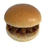 セブンイレブンの肉×肉バーガー（牛カルビ＆ハンバーグ）を比較する。税込価格：430円、カロリー：507kcal、1円あたりカロリー：1.18kcal/円、たんぱく質：14.3g、1円あたりたんぱく質：0.03g/円、脂質：31.2g、炭水化物：44g、糖質：40.7g、食物繊維：3.3g、食塩相当量：2.6g。ハンバーグと牛カルビを組み合わせたボリューム感のあるハンバーガーです。玉葱のシャキシャキとした食感がアクセントになります。アレルギー：卵、乳、小麦。