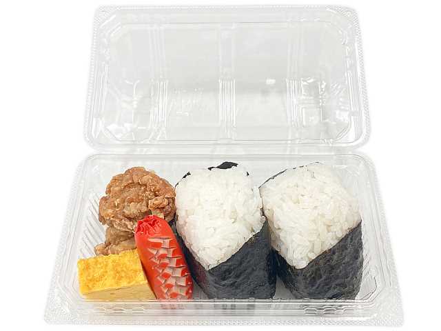 セブンイレブンのおむすび＆おかず しそ昆布・ツナマヨネーズを比較する。税込価格：497円、カロリー：534kcal、1円あたりカロリー：1.07kcal/円、たんぱく質：15.7g、1円あたりたんぱく質：0.03g/円、脂質：20.7g、炭水化物：73g、糖質：69.5g、食物繊維：3.5g、食塩相当量：3.2g。しそ昆布とツナマヨネーズのおにぎりに定番おかずを組み合わせたおむすびセットです。アレルギー：卵、乳、小麦。