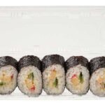 セブンイレブンのサラダ巻５巻を比較する。税込価格：529円、カロリー：425kcal、1円あたりカロリー：0.80kcal/円、たんぱく質：9.8g、1円あたりたんぱく質：0.02g/円、脂質：10.4g、炭水化物：74.8g、糖質：71.2g、食物繊維：3.6g、食塩相当量：3.1g。玉子，胡瓜，ツナマヨネーズ，カニカマを巻いた巻き寿司の詰合せです。アレルギー：卵、小麦、かに。