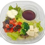 セブンイレブンのおだしで食べる 冷製ベジパスタを比較する。税込価格：572円、カロリー：331kcal、1円あたりカロリー：0.58kcal/円、たんぱく質：12g、1円あたりたんぱく質：0.02g/円、脂質：8.1g、炭水化物：54.7g、糖質：50.5g、食物繊維：4.2g、食塩相当量：2.5g。青じそとだしで和えたパスタに、野菜をたっぷり盛り付けました。さっぱりとした旨味のあるだし醤油ソースで食べる、塩分を抑えた冷製パスタです。アレルギー：乳、小麦。