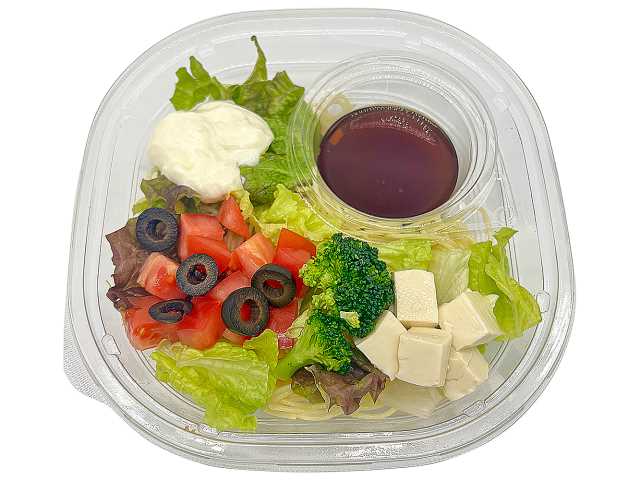 セブンイレブンのおだしで食べる 冷製ベジパスタを比較する。税込価格：572円、カロリー：331kcal、1円あたりカロリー：0.58kcal/円、たんぱく質：12g、1円あたりたんぱく質：0.02g/円、脂質：8.1g、炭水化物：54.7g、糖質：50.5g、食物繊維：4.2g、食塩相当量：2.5g。青じそとだしで和えたパスタに、野菜をたっぷり盛り付けました。さっぱりとした旨味のあるだし醤油ソースで食べる、塩分を抑えた冷製パスタです。アレルギー：乳、小麦。