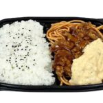 セブンイレブンのチキン南蛮弁当を比較する。税込価格：732円、カロリー：810kcal、1円あたりカロリー：1.11kcal/円、たんぱく質：23.6g、1円あたりたんぱく質：0.03g/円、脂質：27g、炭水化物：119.5g、糖質：117g、食物繊維：2.5g、食塩相当量：4.6g。酸味・甘味のバランスが良いタルタルソースと、柑橘系の爽やかな後味が特長の甘酢を絡めたジューシーなチキン南蛮弁当です。アレルギー：卵、乳、小麦。