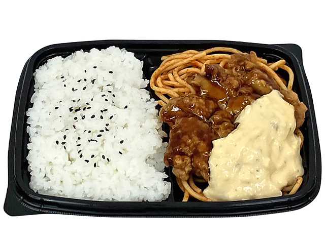 セブンイレブンのチキン南蛮弁当を比較する。税込価格：732円、カロリー：810kcal、1円あたりカロリー：1.11kcal/円、たんぱく質：23.6g、1円あたりたんぱく質：0.03g/円、脂質：27g、炭水化物：119.5g、糖質：117g、食物繊維：2.5g、食塩相当量：4.6g。酸味・甘味のバランスが良いタルタルソースと、柑橘系の爽やかな後味が特長の甘酢を絡めたジューシーなチキン南蛮弁当です。アレルギー：卵、乳、小麦。