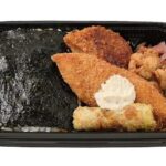 セブンイレブンの４種おかずの海苔弁当を比較する。税込価格：646円、カロリー：777kcal、1円あたりカロリー：1.20kcal/円、たんぱく質：21.3g、1円あたりたんぱく質：0.03g/円、脂質：24.7g、炭水化物：118.8g、糖質：115.9g、食物繊維：2.9g、食塩相当量：3g。白身フライ，ちくわの磯辺揚げ，コロッケ，唐揚げなどの定番おかずを盛り付けた海苔弁当です。アレルギー：卵、乳、小麦。