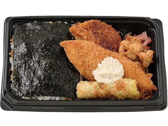 セブンイレブンの４種おかずの海苔弁当を比較する。税込価格：646円、カロリー：777kcal、1円あたりカロリー：1.20kcal/円、たんぱく質：21.3g、1円あたりたんぱく質：0.03g/円、脂質：24.7g、炭水化物：118.8g、糖質：115.9g、食物繊維：2.9g、食塩相当量：3g。白身フライ，ちくわの磯辺揚げ，コロッケ，唐揚げなどの定番おかずを盛り付けた海苔弁当です。アレルギー：卵、乳、小麦。